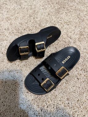 NWOT Crocs Women’s Metallic Buckle Saturday Sandal W8